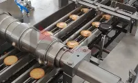 Deposición de crema en galleta sándwich