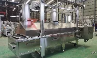 Foto en el sitio de la línea de producción de bugles fritos