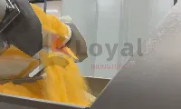 Línea de producción de panko mostrando el producto en la máquina