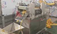 Máquina cortadora de chips triangulares durante la producción