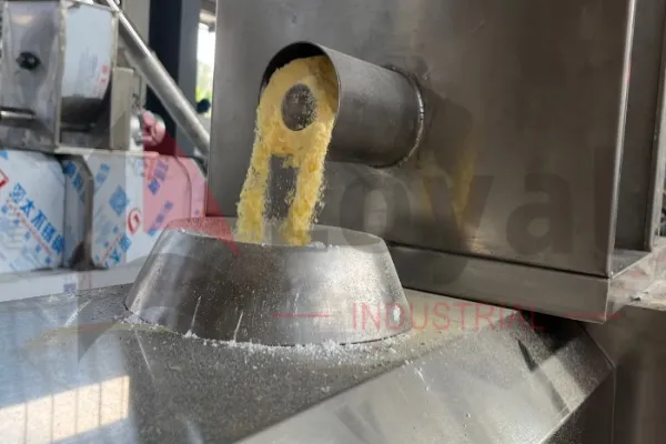 Yellow corn grits for extruding cheetos